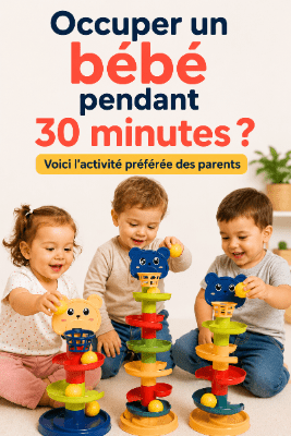 Activité sensorielle pour bébé avec trois enfants jouant à un circuit de balles coloré dans un salon lumineux.