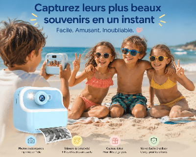 Un enfant prend en photo trois amis souriants sur la plage avec un appareil photo instantané pour enfants