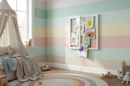 Cadre dessin enfant blanc accroché dans une chambre d'enfant colorée