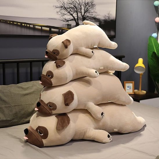 Chien en peluche douce câline tenu dans les bras d’un enfant pour un moment réconfortant