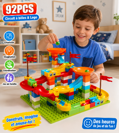 Enfant jouant avec sa mère à un circuit à billes LegoBille 92 pièces dans le salon