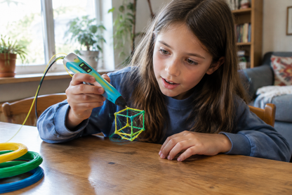 Enfant utilisant stylo 3D