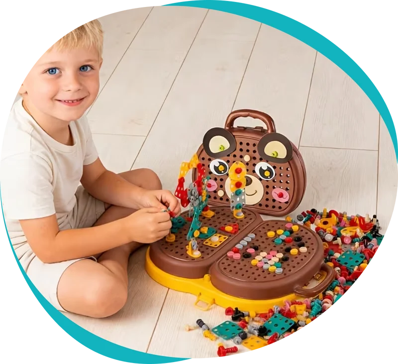 Enfant jouant avec la Boîte à Outils Montessori ourson ouverte et ses pièces de construction