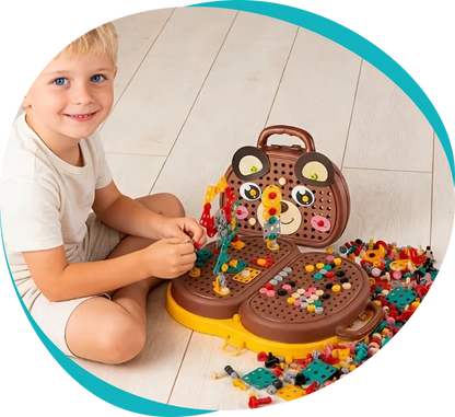 Enfant jouant avec la Boîte à Outils Montessori ourson ouverte et ses pièces de construction