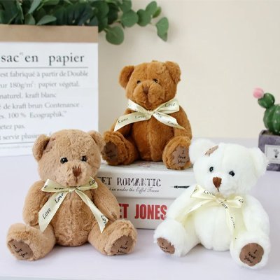 Ours peluche marron bicolore posé dans une chambre d’enfant ambiance chaleureuse