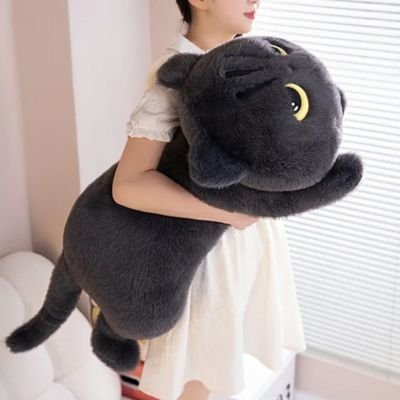 Peluche chat kawaii géante utilisée comme coussin