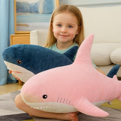 Grand-requin-en-peluche-gris-pour décoration-de-chambre