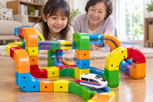 Train blanc sur un circuit 3D coloré, avec une fille et une femme en arrière-plan